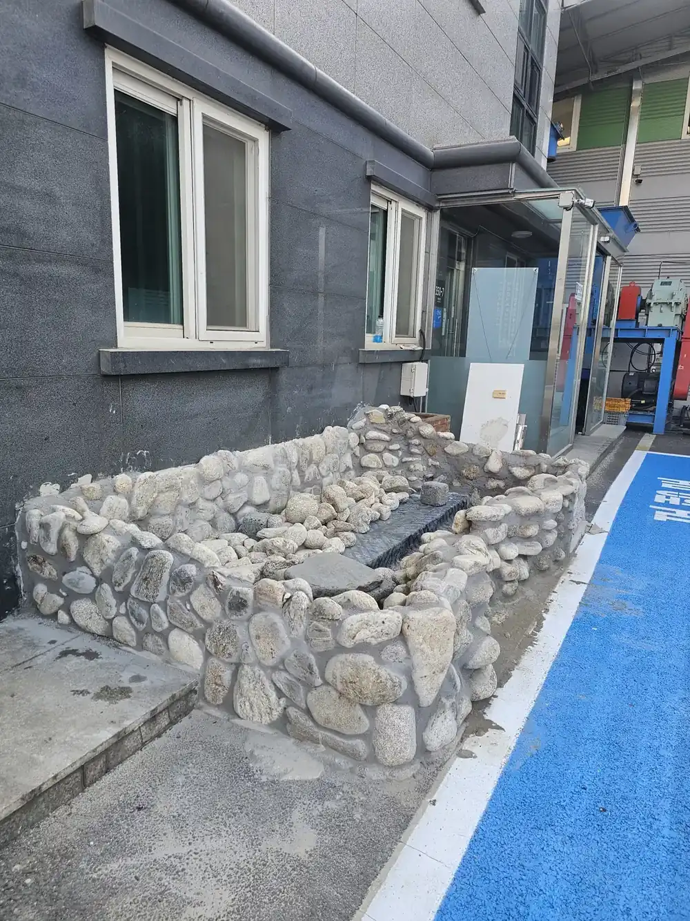 노후 자연석 수경대 철거 후 인조잔디 마감 수돗가·수조 신설 경기 남양주시 다산동 시공 전
