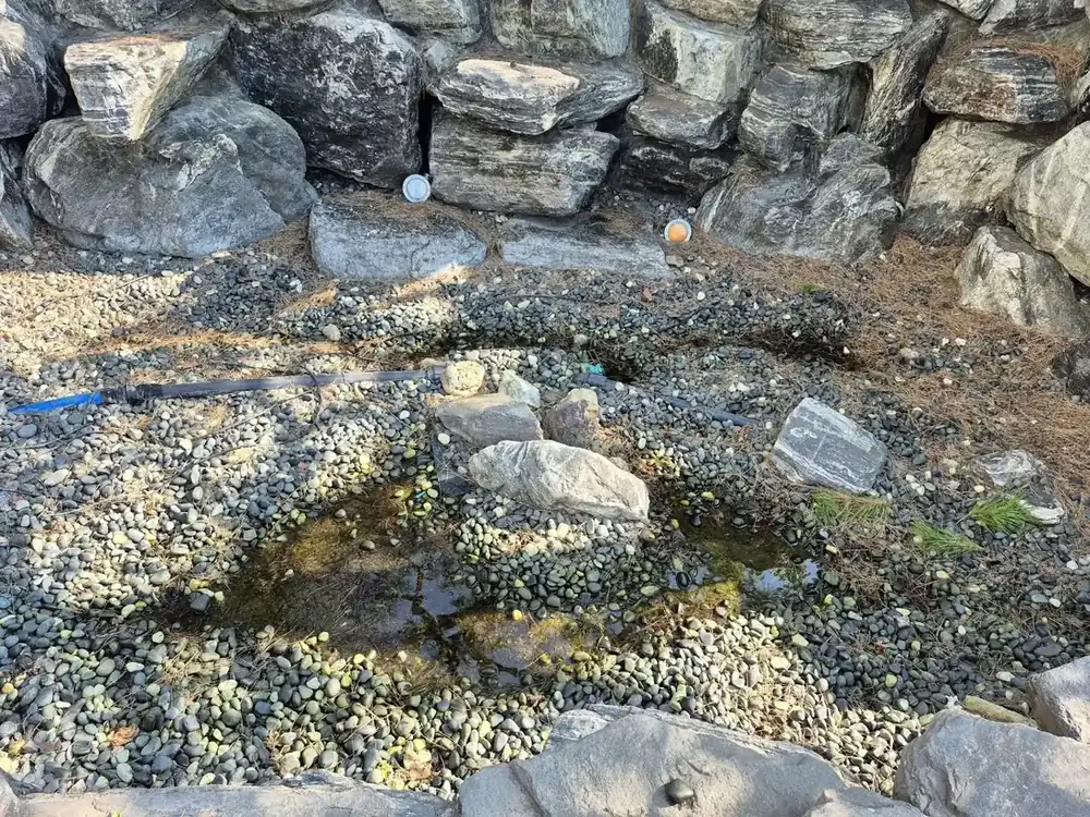 자연석 석가산과 계류·자갈 바닥으로 정원 수경시설 조성 경기 오산시 세교동 시공 전